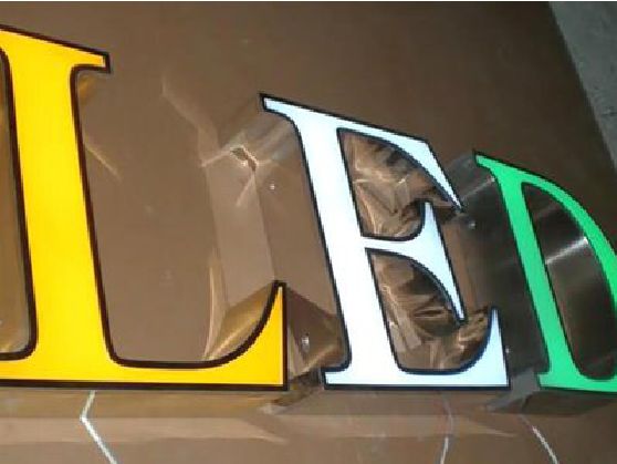 遂平介绍LED招牌的基础知识。